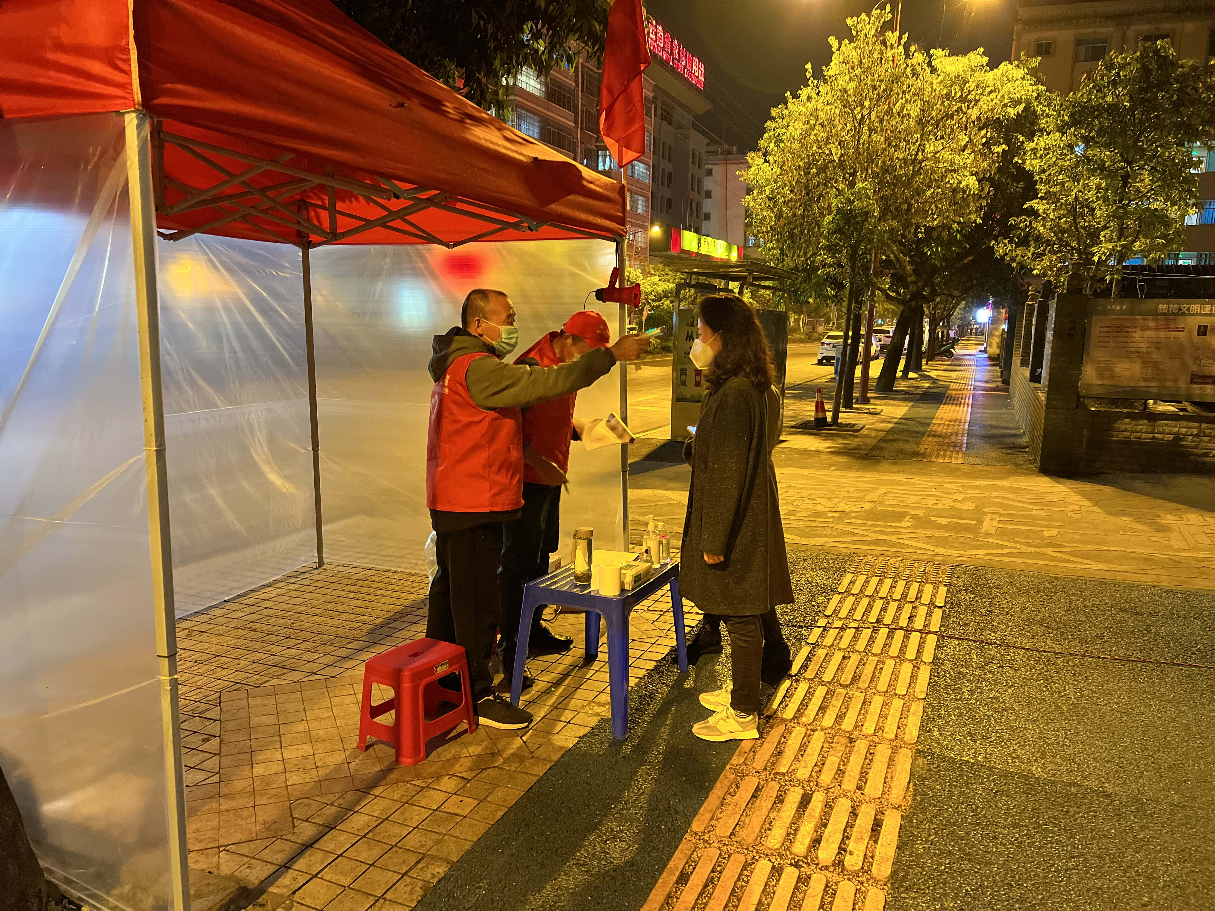 引导进入小区人员扫码、测温 (3)_副本.jpg