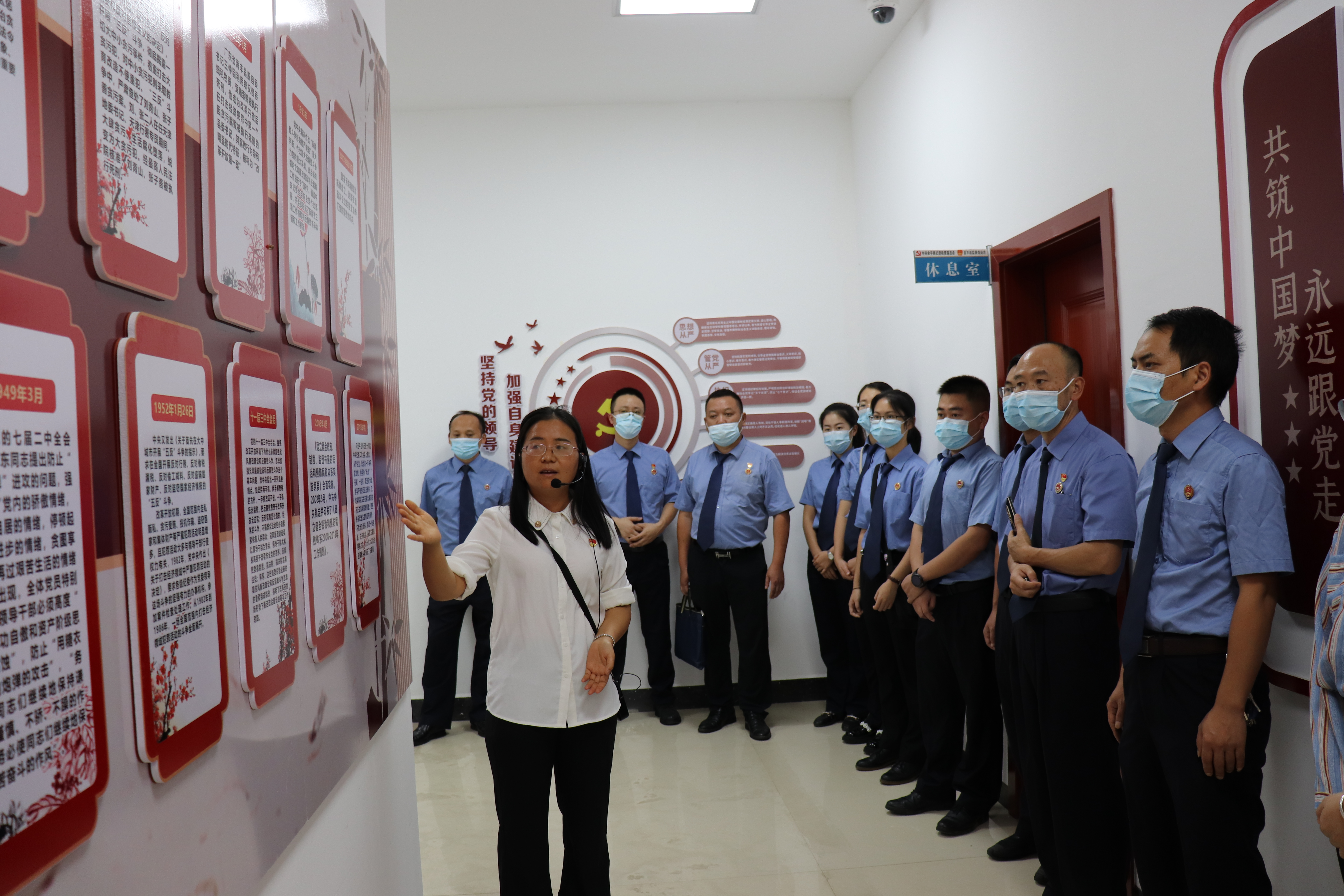 组织干警到县反腐倡廉警示教育基地参观阳光走廊、警示教育厅、时代楷模和活动展板、观看警示教育片 (2).JPG